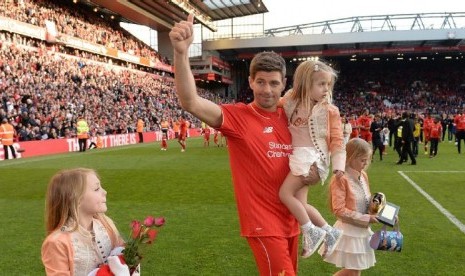 Salam perpisahan Steven Gerrard di Anfield, Sabtu (17/5).