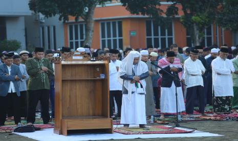 Ilustrasi sholat sebagai bentuk ketaatan kepada Allah.