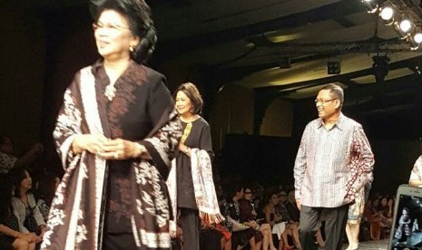 Saleh Husin, Linda Gumelar terlihat percaya diri bak peragawan dan peragawati saat berjalan di atas caltwalk