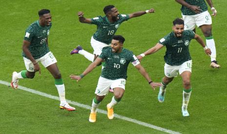 Selebrasi pemain timnas Arab Saudi setelah  Salem Al-Dawsari mencetak gol kedua timnya selama pertandingan sepak bola grup C Piala Dunia 2022 yang berlangsung di Stadion Lusail, Doha, Qatar, Selasa (22/11/2022) WIB.