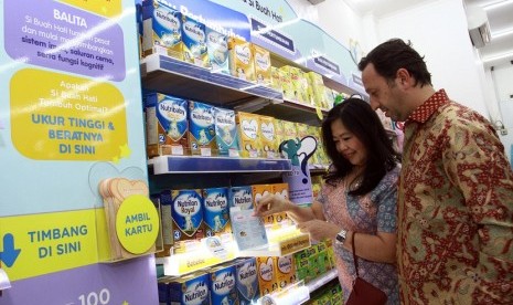 Sales Director PT Nutricia Indonesia Sejahtera (PT NIS) Adam Djokovic (kiri) bersama Managing Director PT Midi Utama Indonesia Tbk Velina Yulianti (kanan) melihat gerai nutricia usai menandatangani MoU perjanjian kerjasama edukasi Sahabat Si Buah Hati (SSB