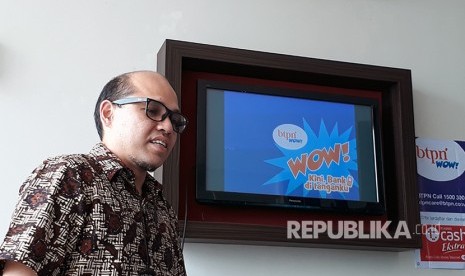 Sales Management Head  BTPN Wow! Mohammad Reza Rizal  memberikan penjelasan produk BTPN Wow! pada acara media briefing bersama wartawan di Palembang, Kamis (10/8).