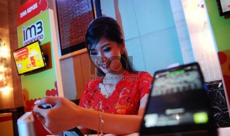 Sales Promotion Girl (SPG) melakukan registras layanan internet 4G LTE saat peluncuraannya di Jakarta, Senin (30/11). 