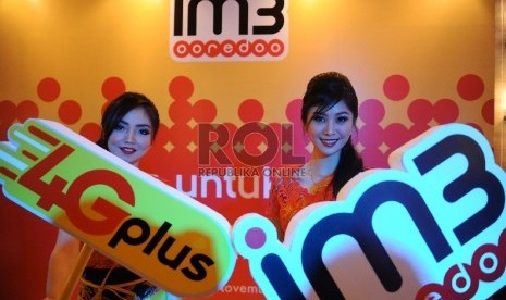 Sales Promotion Girl (SPG) menunjukkan signed layanan internet 4G LTE saat peluncuraanya di Jakarta, Senin (30/11).