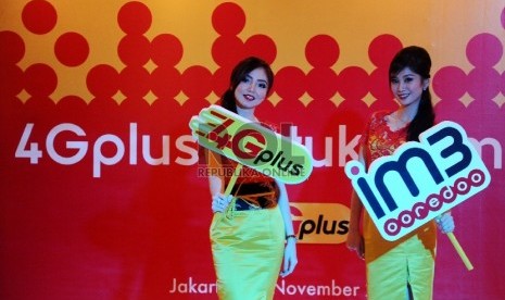  Sales Promotion Girl (SPG) menunjukkan signed layanan internet 4G LTE saat peluncuraanya di Jakarta, Senin (30/11). 