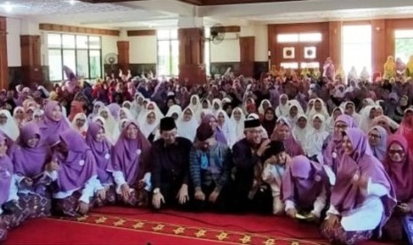 Salimah Depok peringati Hari Ibu Nasional dengan memanjatkan doa.