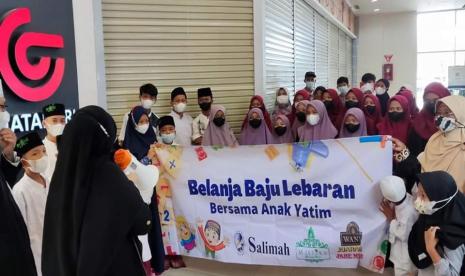 Salimah Jonggol mengajak anak yatim piatu belanja lebaran.