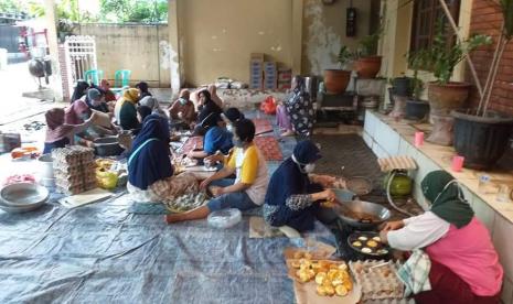 Salimah memberikan bantu warga terdampak banjir di Jabodetabek, Sabtu (20/2).