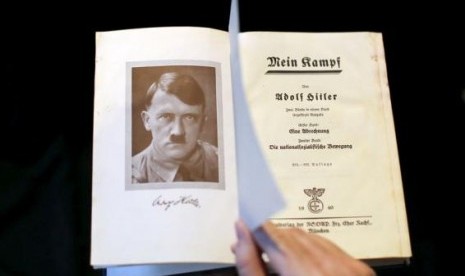 Salinan buku Mein Kampf karangan Adolf Hitler.