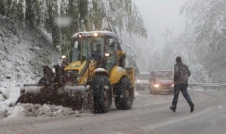 Salju menutupi jalan raya dekat Sarajevo, Bosnia, Senin (14/5).