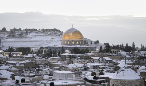 Salju menutupi Masjid Kubah Batu di kompleks Masjid Al Aqsa di Kota Tua Yerusalem, Kamis, 27 Januari 2022. Hujan salju yang jarang melanda sebagian wilayah Israel dan Tepi Barat, menutup sekolah dan bisnis. Akankah Provokasi Israel Terhadap Warga Palestina Jelang Ramadhan Picu Intifada?