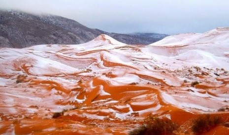 Salju menyelimuti padang pasir Gurun Sahara di dekat Ain Sefra, Aljazair, Senin (19/12) lalu.