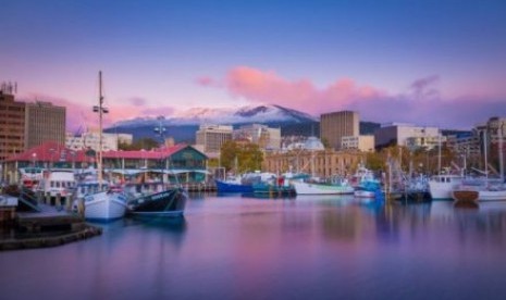 Salju tipis menyelimuti pegunungan Mt Wellington saat matahari terbit di Kota Hobart, Tasmania, Australia, Rabu, 4 Mei 2016.