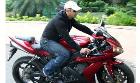 Salman Khan sedang mengendarai motor