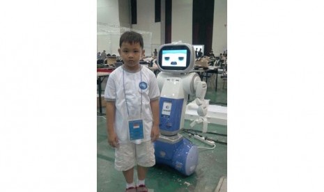 Salman Trisnadi Wajrasena, murid kelas 1 SD Prestasi Global, juara pertama lomba robotic internasional di Korea Selatan, 5-9 Agustus 2015.