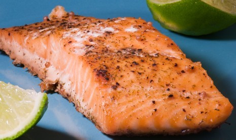 Salmon mengandung omega-3 yang baik untuk jantung.