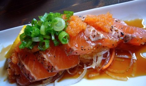 Salmon merupakan salah satu makanan super karena kandungan omega-3, namun untuk mengolah salmon diperlukan sejumlah trik agar bebas bau amis.