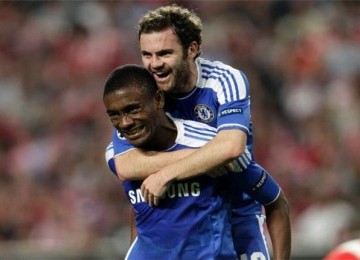 Salomon Kalou menggendong Juan Mata.