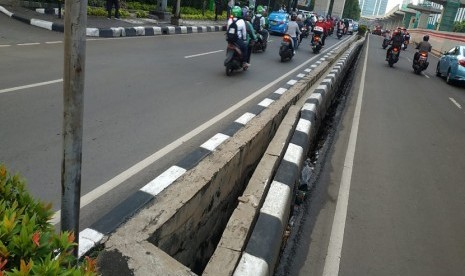 Saluran drainase di jl hr Rasuna Said arah Menteng ambrol