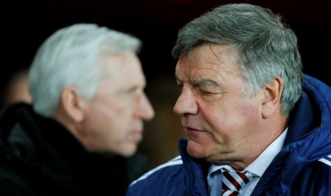 Sam Allardyce (kanan) menggantikan Alan Pardew (kiri) sebagai pelatih Crystal Palace.