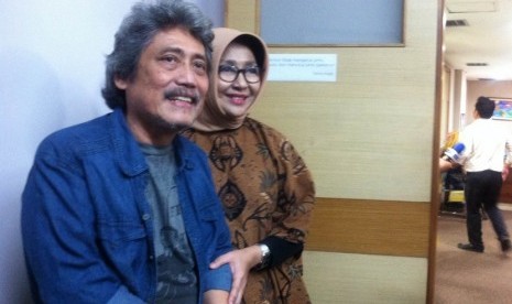 Sam Bimbo dan istri saat memberikan keterangan di RS Asri 