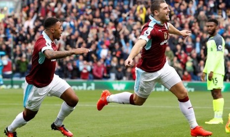 Sam Vokes (kanan) merayakan gol ke gawang Liverpool.