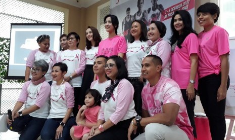 Samantha Barbara (berdiri, ketiga dari kanan) bersama para survivor kanker payudara lain dan juga para pendukung Indonesia Goes Pink.