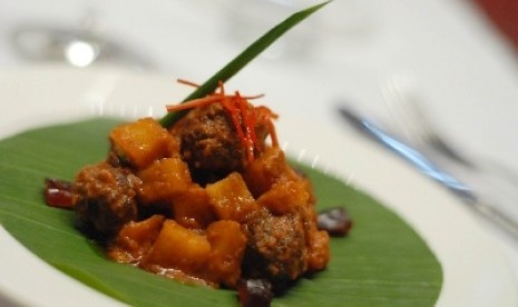 Sambal goreng kentang dengan tambahan kurma Medjool.