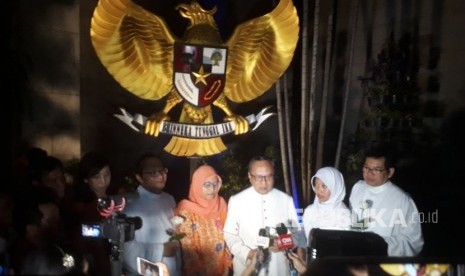 Sambil memegang bunga mawar putih Uskup Agung Jakarta Mgr Ignatius Suharyo berfoto dengan Komunitas Sabang Merauke usai menggelar misa di Gereja Katedral, Jakarta, Ahad (13/5) .