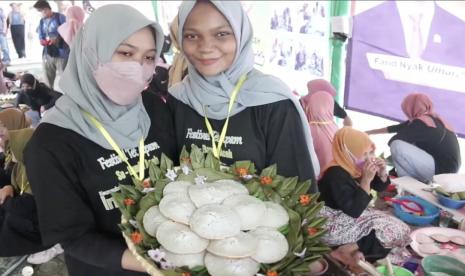 Sambut bulan Rajab, Pemerintah Kota Banda Aceh menggelar festival Toet Apam, di Taman Ratu Safiatutdin, kota Banda Aceh, Sabtu (5/3)