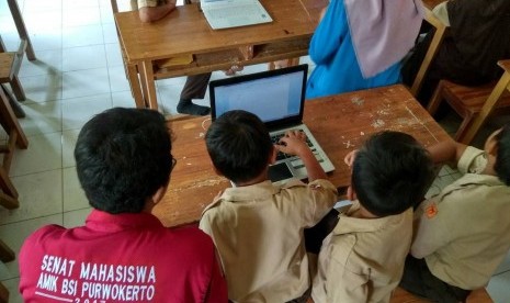 Sambut Hari Guru Nasional, mahasiswa AMIK BSI Purwokerto menggelar pembagian sembako dan bakti pendidikan.