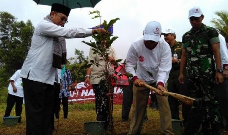 sambut hari sedekah nasional, ustaz ahmad jameel dan ustaz tarmizi tengah menanam pohon di cilegon