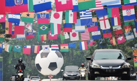 Sambut Piala Dunia Sejumlah bendera negara peserta Piala Dunia terpasang menghiasi bagian depan sebuah perumahan di kawasan Cibubur, Jakarta Timur, Senin (9/6). beragam jenis kegiatan warga dunia dalam menyambut perhelatan sepak bola piala dunia FIFA 2014 