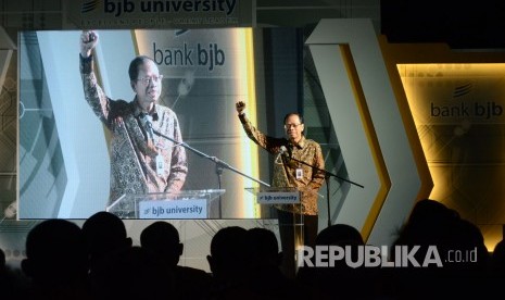 Sambutan Direktur Utama Bank BJB Ahmad Irfan pada peresmian Gedung BJB University, di Jalan Cikapundung, Kota Bandung, Rabu (18/7).