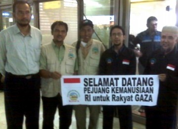 Sambutan kecil bagi kedatangan Relawan Indonesia untuk Gaza di Bandara Soekarno Hatta, Jakarta, Senin (7/6/2010)