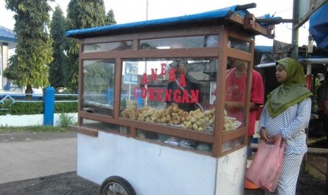 Samhu saat melayani pelanggannya di  Kp Curug, Kel. Serpong Tangerang Selatan