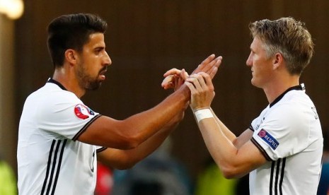 Sami Khedira (kiri) dan Bastian Schweinsteiger.