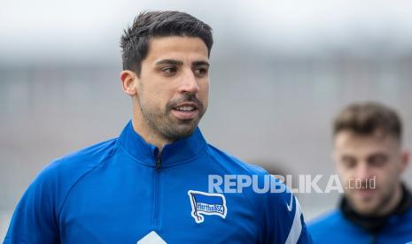 Sami Khedira menghadiri sesi latihan pertamanya bersama klub sepak bola Bundesliga Jerman Hertha BSC Berlin di Berlin, Jerman, Selasa (2/2). Pemain tersebut pindah dari Juventus Turin ke Berlin dari Italia. 