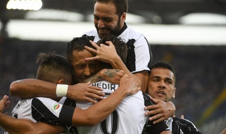 Sami Khedira (tengah) dikerubungi para pemain Juventus usai mencetak gol ke gawang Lazio pada laga Serie A Italia di Stadio Olimpico