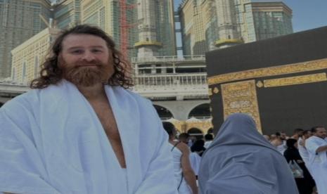 Sami Zayn adalah pegulat Muslim keturunan Suriah yang ingin umroh.