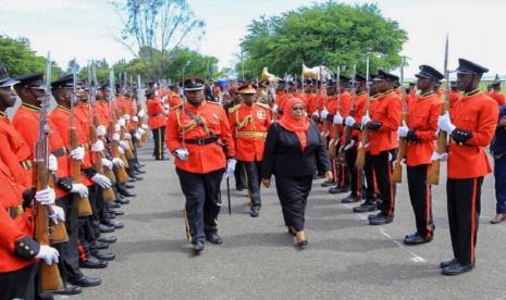 Samia Suluhu Hassan (61 tahun) resmi dilantik menjadi presiden keenam Tanzania sekaligus Muslimah pertama yang memimpin Tanzania