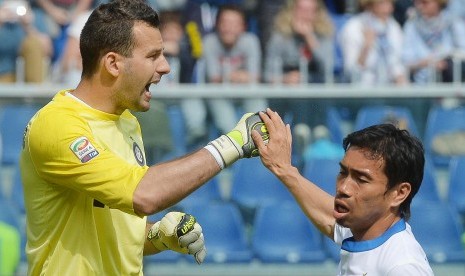 Samir Handanovic (kiri) dan Yuto Nagatomo (kanan).