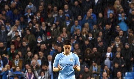 Samir Nasri berdoa sebelum pertandingan.