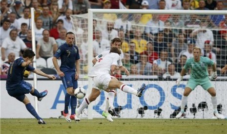 Samir Nasri (kiri), gelandang timnas Prancis, melepaskan gol jarak jauh saat menghadapi Inggris di laga Grup D Piala Eropa 2012 di Donbass Arena, Donetsk, Ukraina, pada Senin (11/6). 