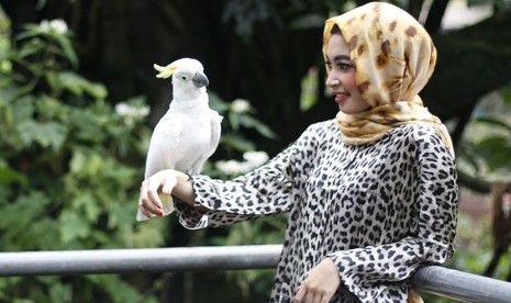  Samira (22 tahun), salah seorang pengunjung tengah berpose di taman burung.