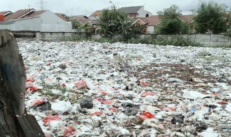 Plastic waste became serious problems in big cities in Indonesia. Some students successfully turn plastic waste into kerosene-like fuel. (illustration)     