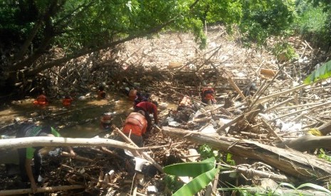 Sampah bambu menumpuk di sungai Cikeas wilayah perbatasan Kota Bekasi dan Kabupaten Bekasi, Jumat (16/11).