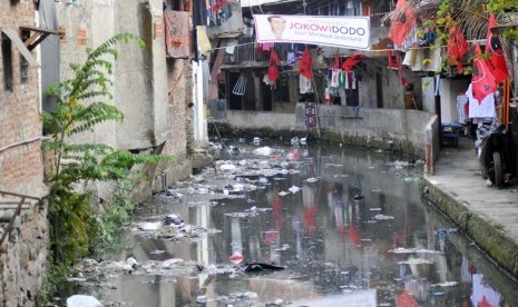 Sampah banya tergenang di saluran air di Kawasan Tanah Abang, Jakarta, Senin (9/6).