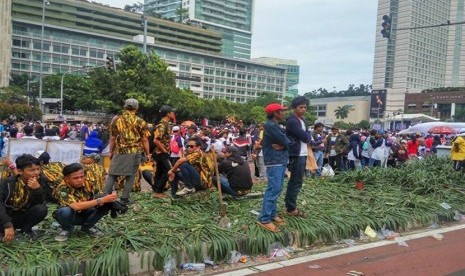 Sampah berserakan dan taman rusak saat aksi parade kebudayaan digelar di Jakarta pada Ahad (4/12).