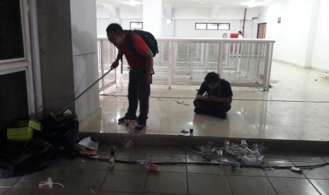 Sampah berserakan di dalam pintu masuk Stadion Pakansari